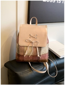 Detail des rosa karierten Plüschrucksacks mit Lederschleife und schmalen Trägern