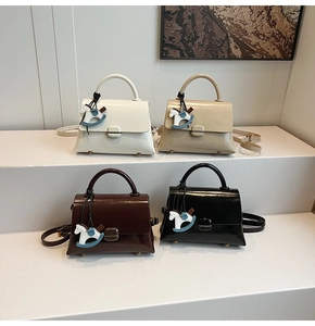 Présentation matricielle de sacs cabas en cuir colorés avec breloques de cheval de Troie