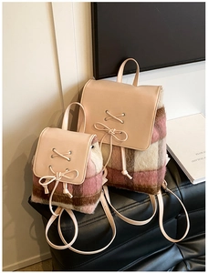 Detail von rosa kariertem Mini-Rucksack-Set mit flauschiger Textur und Leder-Schleifen