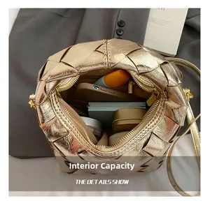 Capacité interne du sac à main tressé doré montrant le rangement du téléphone et maquillage