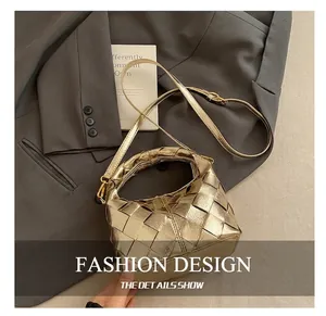 Détail du sac à main doré métallisé tissé avec motif en damier et fine bandoulière