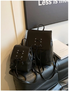 Detail von schwarzem minimalistischem Rucksack-Set mit Metallösen und Schnürung