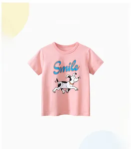 Détail d'un t-shirt rose pour enfant avec motif de chien et texte Smile brodé