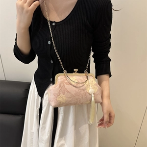 Sac de soirée élégant en soie rose à fleurs avec chaîne dorée et pompon blanc