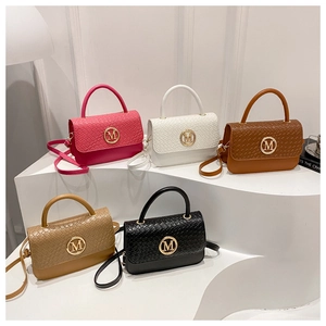 Cinq sacs bandoulière tressés en plusieurs couleurs avec un logo M métallique rond