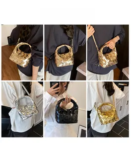 Vues détaillées du sac tressé métallisé avec poignées en or, argent et noir pour femmes