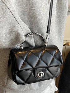 Sac bandoulière noir matelassé avec chaîne argentée et fermoir rotatif pour femme