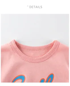 Détail du col d'un t-shirt rose en coton avec bord-côte lisse et couture précise