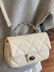 Sac à bandoulière matelassé blanc avec poignée en chaîne et fermoir rotatif