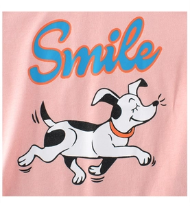 Détail du tissu en coton rose avec un imprimé chien mignon et le texte Smile