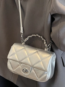 Sac à bandoulière argenté matelassé avec losanges élégants et chaîne en métal de luxe