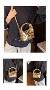 Détail de la texture tressée dorée métallique et de la bandoulière amovible du sac