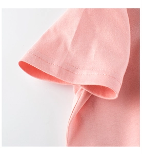 Gros plan sur la manche d'un t-shirt rose avec coutures à double aiguille de haute qualité