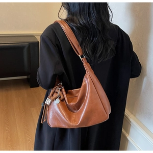 Bolso de hombro vintage marrón de gran capacidad con textura de cuero suave para mujer