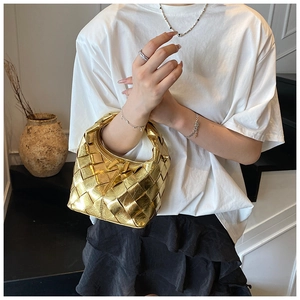 Détail du sac hobo doré avec fini métallique et texture de tissage en treillis