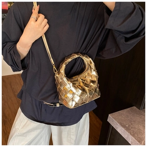 Vue détaillée du sac à main en cuir doré tressé avec poignée à nœud pour femmes