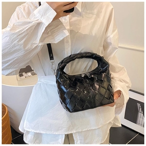 Gros plan sur le sac à main en cuir tressé noir avec une large texture Intrecciato élégante