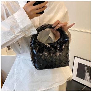 Détail du sac cabas tissé noir avec une finition brillante et fermeture éclair métallique