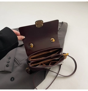Vue intérieure détaillée du sac bandoulière en cuir souple avec plusieurs poches