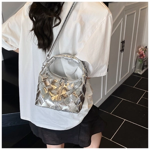 Détail du sac à main tissé argenté avec bandoulière et fermeture à glissière double