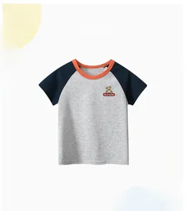 Détail du t-shirt enfant à manches raglan avec manches bleu marine et patch ours