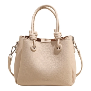 Dettaglio borsa a tracolla beige con manico a nodo intrecciato e similpelle martellata