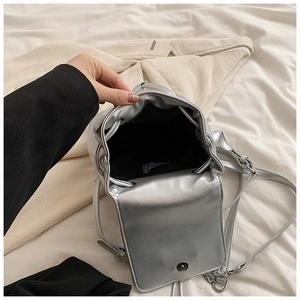 Detail der silbernen Beuteltasche mit schwarzem Innenfutter und Magnetverschluss