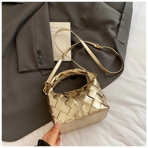 Détail d'un sac bandoulière tressé doré en similicuir avec bandoulière réglable