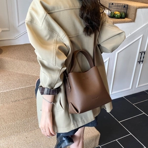 Sac seau en cuir grainé marron foncé avec poignée et bandoulière réglable