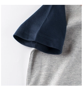 Gros plan des coutures de manches raglan et de la maille chinée sur le t-shirt enfant