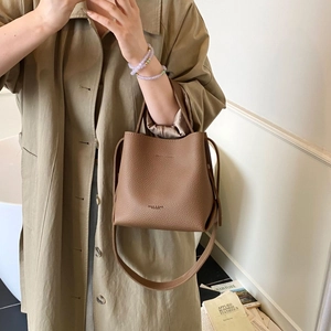Sac seau marron en cuir grainé avec poignée supérieure et bandoulière pour femme