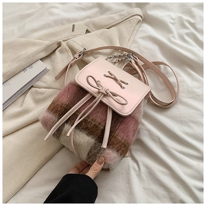 Detail eines rosa karierten Mohair-Rucksacks mit Lederschleife und Silberkette