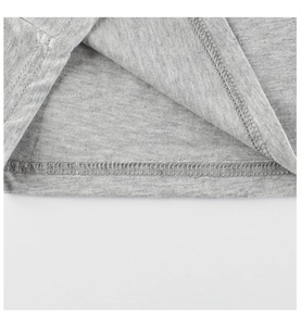 Détail de l'ourlet du T-shirt gris pour enfant avec couture double aiguille précise