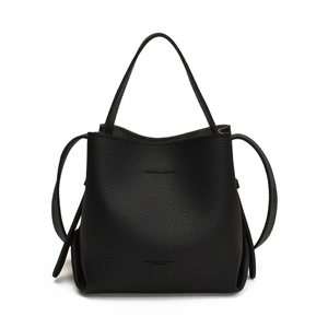 Sac seau minimaliste en cuir noir avec poignée supérieure et bandoulière chic