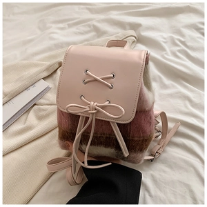 Detail eines rosa karierten Tweed-Minirucksacks mit Kreuzbandschleife und Metallösen