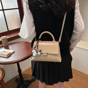 Sac fourre-tout beige élégant avec breloque cheval, polyvalent porté main ou en bandoulière