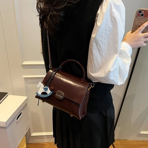 Sac fourre-tout en cuir marron avec breloque petit cheval bleu et bandoulière