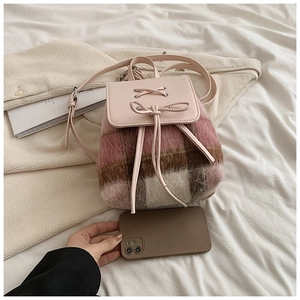 Detail eines rosa karierten Mini-Rucksacks mit weichem Tweed-Stoff und süßer Schleife