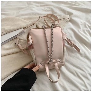 Detailansicht der hellrosa Ledertasche mit Kunstfellbesatz und silberner Kette