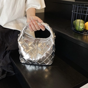 Sac à main hobo tissé argenté avec finition métallique et poignée supérieure