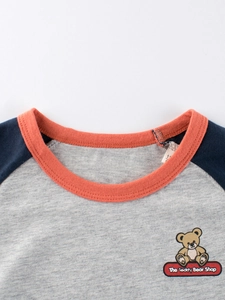 T-shirt enfant gris avec manches raglan bleu marine et imprimé ours en peluche