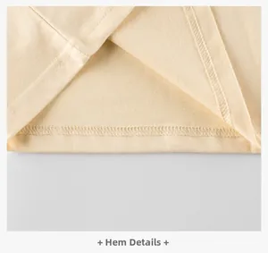 Dettaglio dell'orlo a doppia cucitura e della trama in maglia fine di una maglia beige bimba