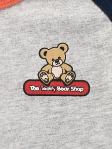 T-shirt gris à manches raglan pour enfants avec imprimé ours en peluche et logo
