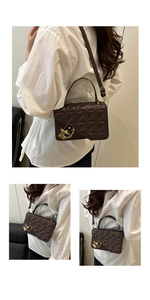 Détail du sac bandoulière matelassé marron foncé avec fermoir doré et bandoulière
