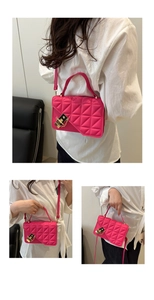 Détail du sac à bandoulière matelassé rose avec fermoir doré et poignée en chaîne