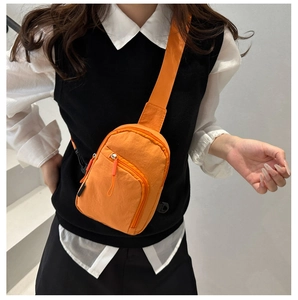 Détails de la sacoche orange en nylon imperméable avec plusieurs poches zippées