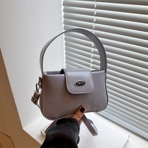Sac à Épaule Minimaliste en Cuir PU pour Femmes Sac à Main Bandoulière de Mode Avec Décoration Logo en Métal Quotidien