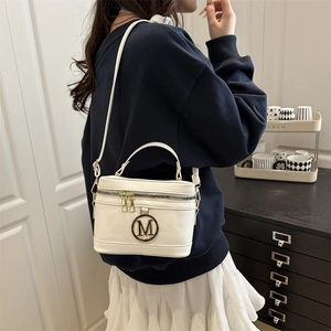 Sac à bandoulière boîte en cuir PU blanc avec logo M doré et double fermeture éclair