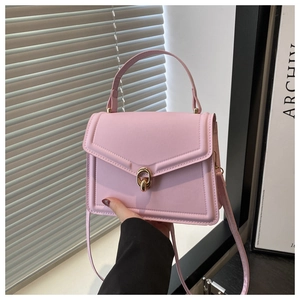 Détail du sac à main carré rose clair avec fermoir doré et cuir PU à texture fine