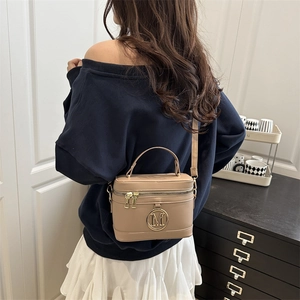 Elegante borsa a tracolla color albicocca con manico in metallo dorato e logo M frontale